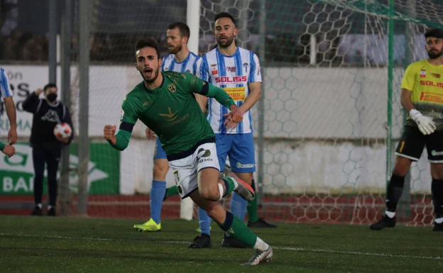 Viñuela celebra el tanto del empate contra el Villarrubia. /E. DOMEQUE