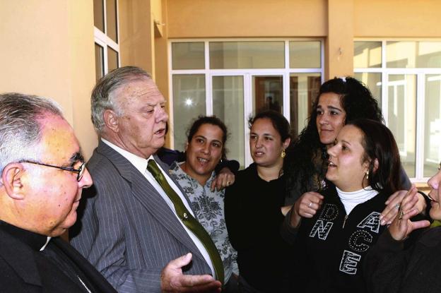 Celdrán charla con vecinas de Suerte de Saavedra en una visita al centro social de la barriada en 2009. / HOY