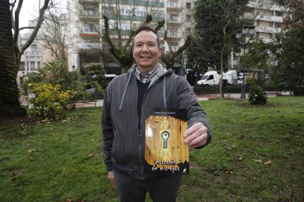 Santiago García Grszeschok con su recién publicado libro. / A. MÉNDEZ
