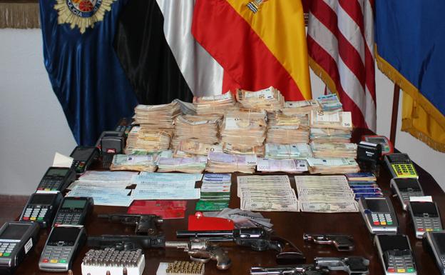 Dinero, tarjetas, armas y datáfonos intervinieron en los registros realizados. 