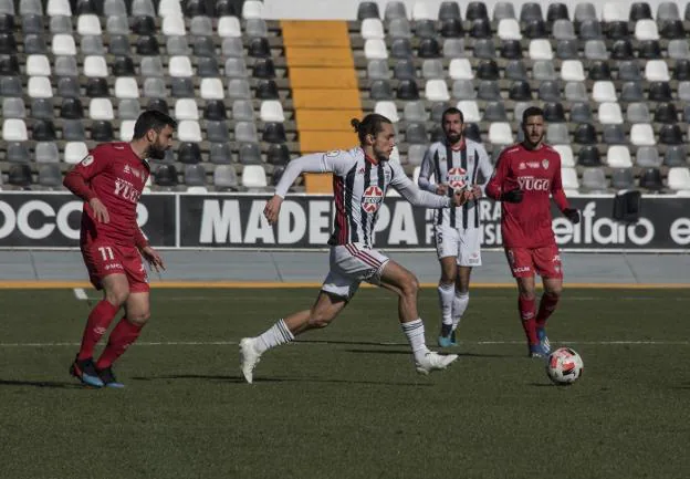 Álex Corredera conduce el balón en el partido ante el Socuéllamos. / PAKOPÍ