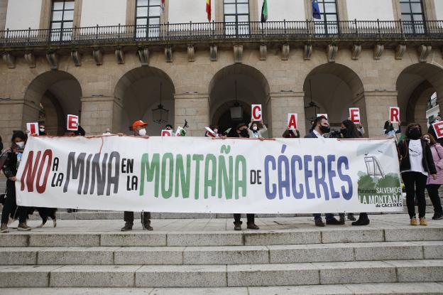 Concentración contra la mina organizada el miércoles en la Plaza Mayor para un programa de televisión, con presencia del alcalde. / ARMANDO MÉNDEZ