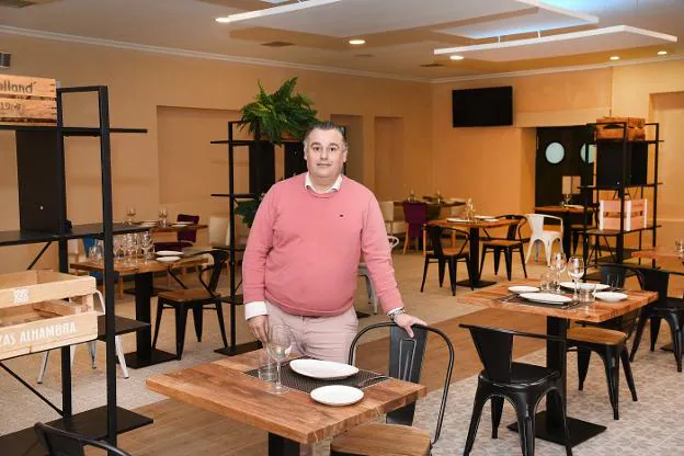 José Luis Vidal en el restaurante para 120 comensales que ha habilitado en Los Álamos. / DAVID PALMA