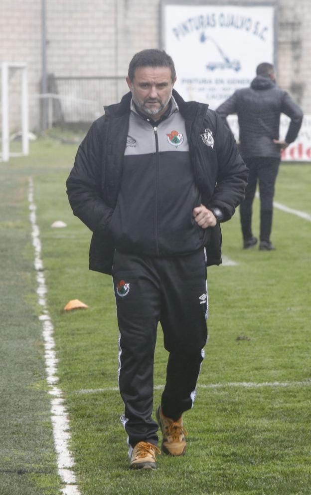 Julio Cobos, entrenador del Cacereño. / ARMANDO MÉNDEZ