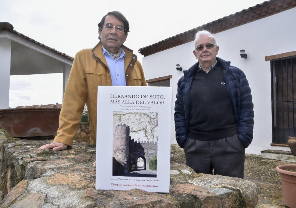 Feliciano Correa y Juan Estepa, autores, del libro, en Badajoz. /C. MORENO