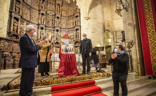 Momento en el que se ha desvelado el cartel oficial de la Semana Santa 2021 en la concatedral de Santa María. /jorge rey