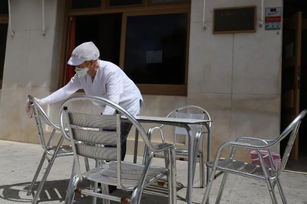 Limpieza de una mesa de una terraza en Don Benito. / E. DOMEQUE