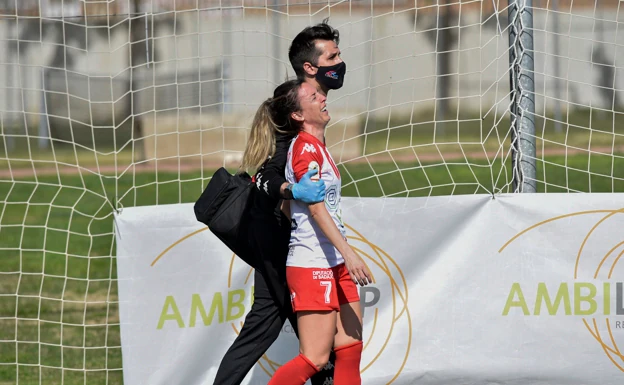 Patricia Mascaró se retira del partido ante el Sporting de Huelva entre lágrimas tras lesionarse. /Casimiro Moreno
