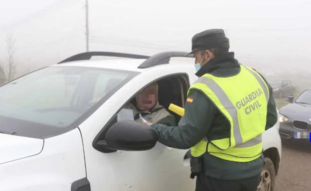 Control de la Guardia Civil en los accesos a Calamonte, el mes pasado. /HOY