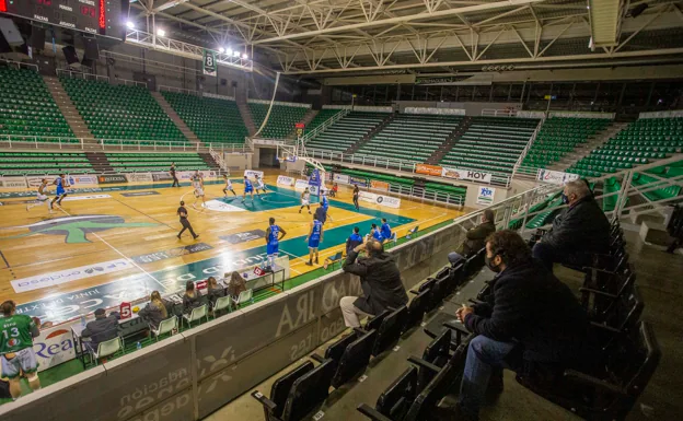 Partido entre el Cáceres y el Melilla, sin público en el Multiusos./JORGE REY