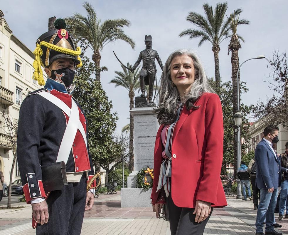 Lourdes Torres con un recreador junto a la estatua de Menacho. / PAKOPÍ