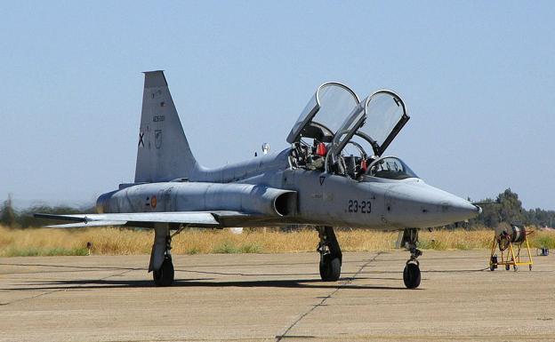 Un F-5 en la Base Aérea de Talavera la Real. /HOY