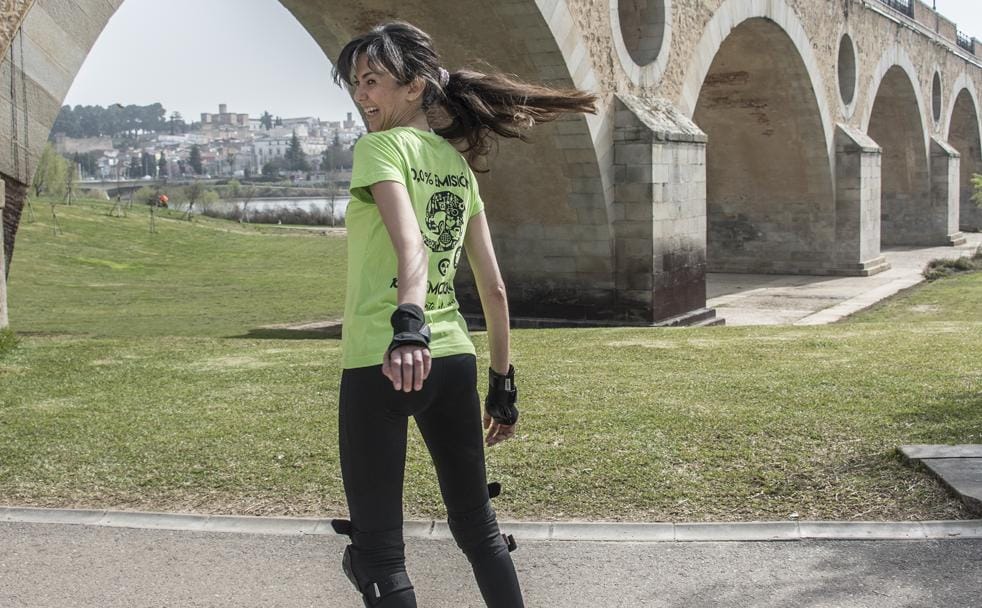 Cata practicando eslalon en patines en el parque del río, junto al Puente de Palmas. / PAKOPÍ