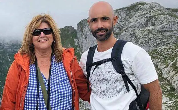 Francisco Javier con su tía Claudia durante un viaje por Cantabria. /HOY