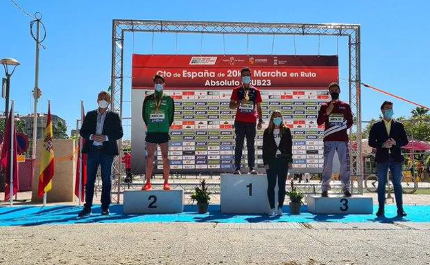 Álvaro Martín en el tercer cajón del podio del Campeonato de España de 20 km marcha en Murcia./@RFEAAtletismo