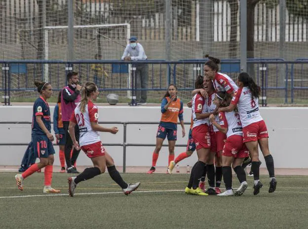 Nayadet, Parralejo, Rovirola, Estefa y Blanca celebran un gol. / PAKOPÍ