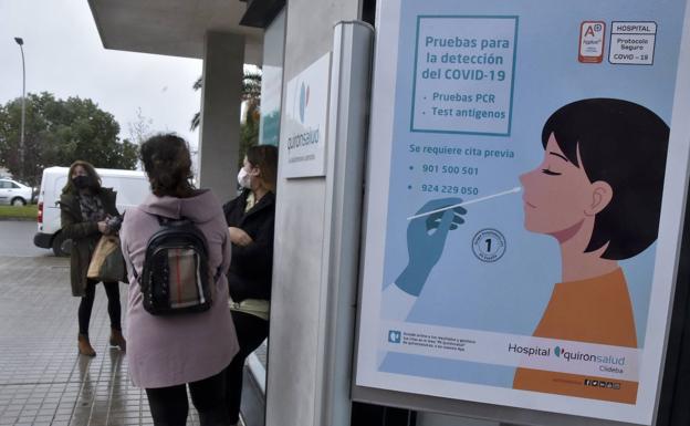 Varias personas esperan a las puertas de una clínica privada de Badajoz en la que se hacen pruebas diagnósticas de covid. /HOY