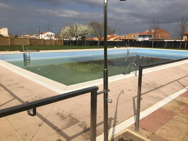 El estado actual de la piscina de Torrecillas de la Tiesa. / HOY