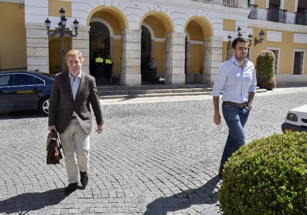 Ignacio Gragera y David Salazar, al que ha adelantado en el partido al entrar en la junta directiva nacional. / HOY