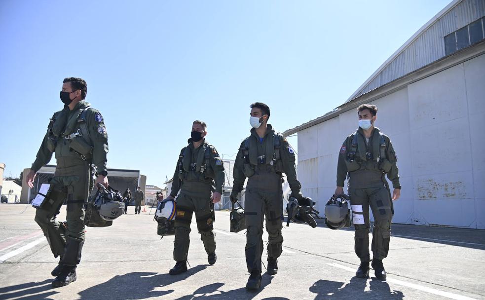 Un instructor y cuatro estudiantes salen a la pista para subirse a los F-5 y practicar una maniobra de combate./J. V. ARNELAS