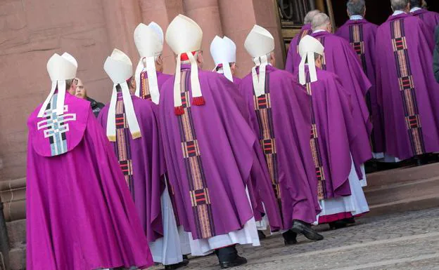 Un grupo de obispos penetra en la catedral alemana de Mainz.