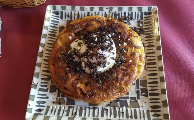 En Casa Vicente se come esta tortilla de patatas rellena de chorizo y Torta del Casar.