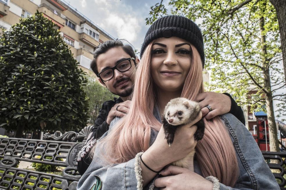 Sergio Galán y María Luisa Romero con Lysandro, su hurón, en los brazos. / PAKOPÍ