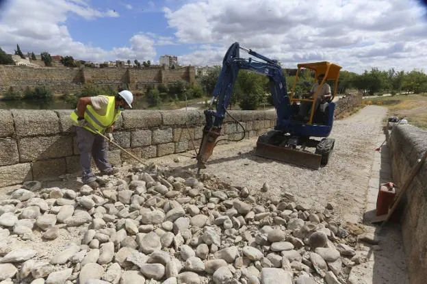 Obra de adecuación del descendedero del Puerte Romano. / J. M. ROMERO