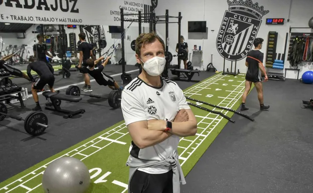 Ángel Aceña, preparador físico del Badajoz, en el gimnasio del Nuevo Vivero. /CASIMIRO MORENO