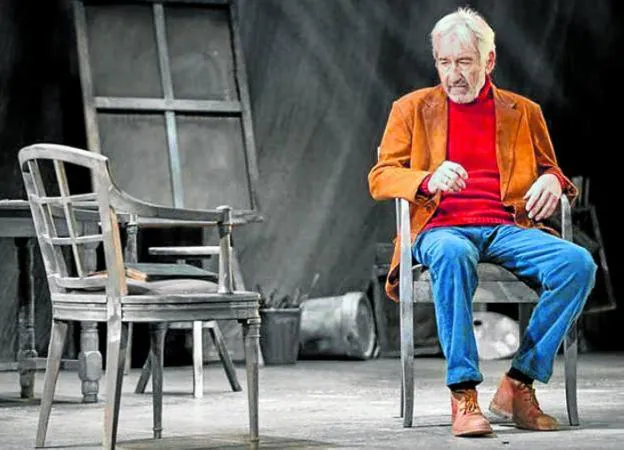 Sacristán en una escena de 'Señora de rojo sobre fondo gris', que llega el día 9 de abril al Teatro López de Ayala. / P. SAROMPAS