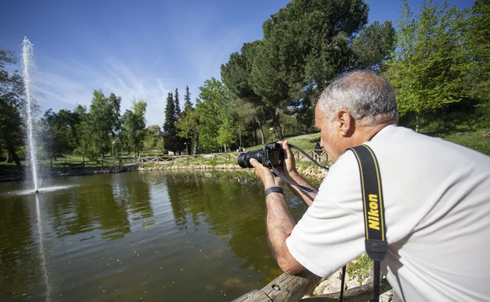 Demetrio Fernández fotografiando el chorro de agua de la fuente principal del parque/JORGE REY