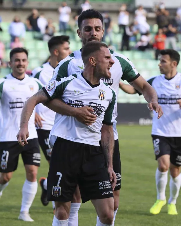 Chirri celebra su primer gol con la camiseta del Mérida. / J. M. ROMERO