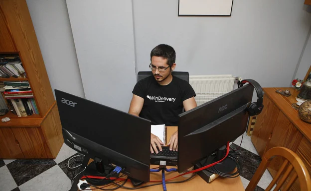 Miguel Torres es informático en la empresa Homeria y trabaja en su casa desde que empezó la pandemia en marzo de 2020. /armando méndez