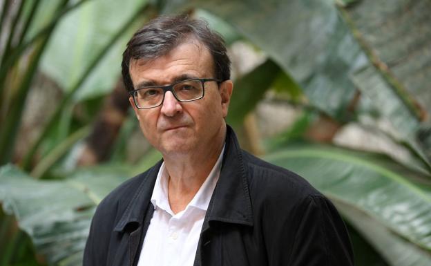 El ministro de Cultura apoya a Javier Cercas frente al ataque de los independentistas