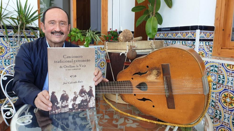 José Calzado muestra su libro y algunos instrumentos tradicionales. / S. GÓMEZ