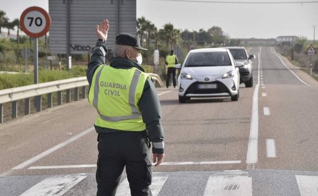 Un agente de la Guardia Civil, en un control cerca de Gévora, en la carretera Cáceres-Badajoz. /HOY