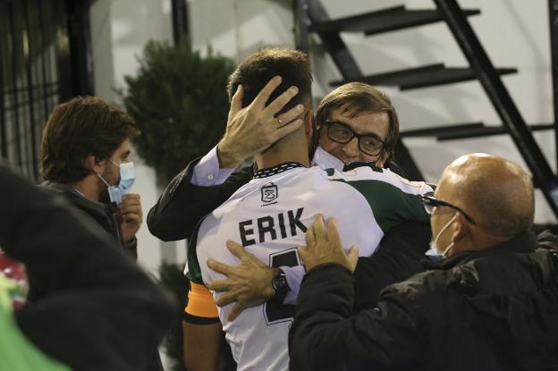 El presidente Paco Puertas se abraza con Erik. / JOSÉ MANUEL ROMERO