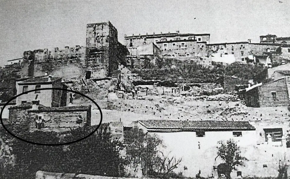 La ermita de San Marcos, señalada dentro de una elipse, antes de ser derribada en 1964. / GUSTAVO HURTADO