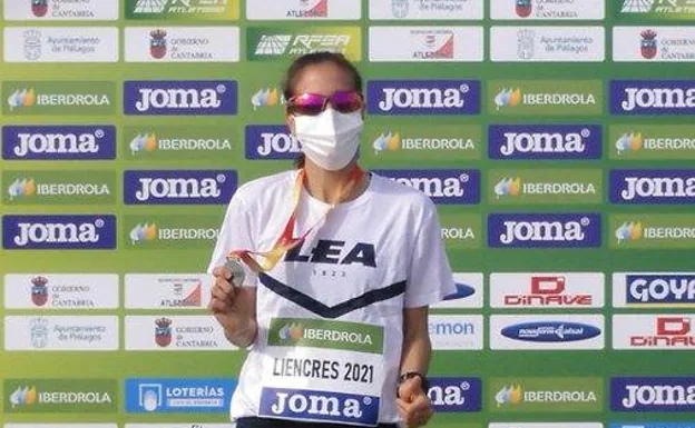 Raquel Gómez en el podio con su medalla de plata como subcampeona de España de carreras de montaña. /@FEdExAtletismo
