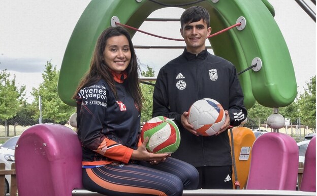 Lucía y Jesús Sánchez en un parque cercano al domicilio familiar, durante la entrevista. /Casimiro Moreno