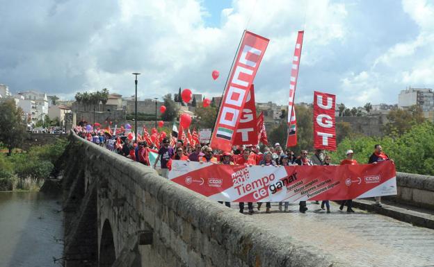 Cientos de personas piden al Gobierno que cumpla con los trabajadores