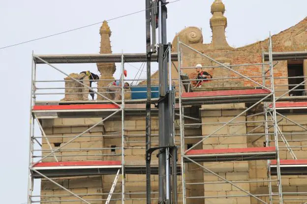 Obras de rehabilitación en la parte alta de la iglesia. / S. GÓMEZ