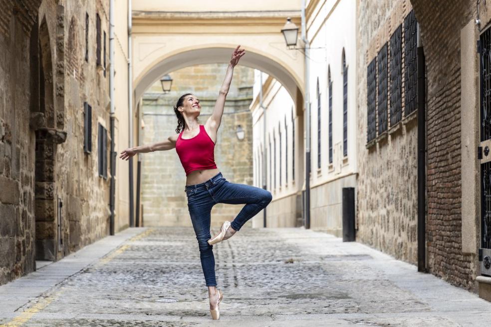 La placentina y bailarina profesional Ana Sánchez, en la calle de la Encarnación. / ANDY SOLÉ