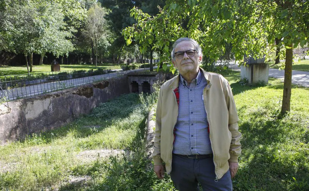 El historiador y Cronista Oficial de Cáceres, Fernando Jiménez Berrocal, ante la fuente de la Madrila en el parque del Príncipe. /ARMANDO MÉNDEZ