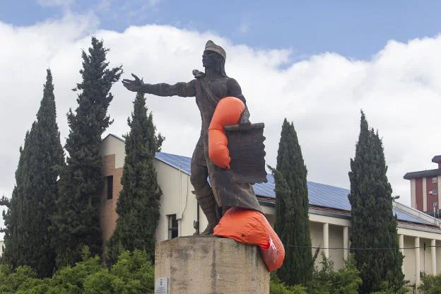 Estatua cacereña convertida en provocación artística. / HOY