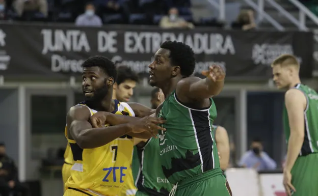 El verdinegro Barber, defendido por Kevin Bercy. /J. REY