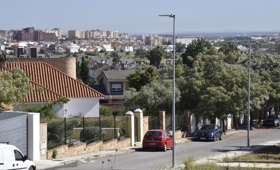 En las calles de la parte alta de la urbanización Las Vaguadas, en Badajoz, se detectan las rentas más elevadas de Extremadura. / CASIMIRO MORENO