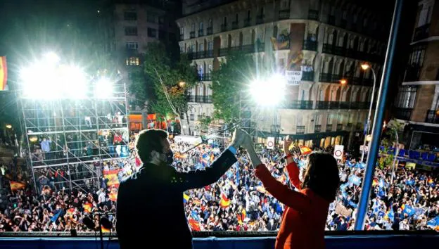 Casado y Díaz Ayuso celebran el pasado martes en la sede de Génova el triunfo electoral en la Comunidad de Madrid. / HOY