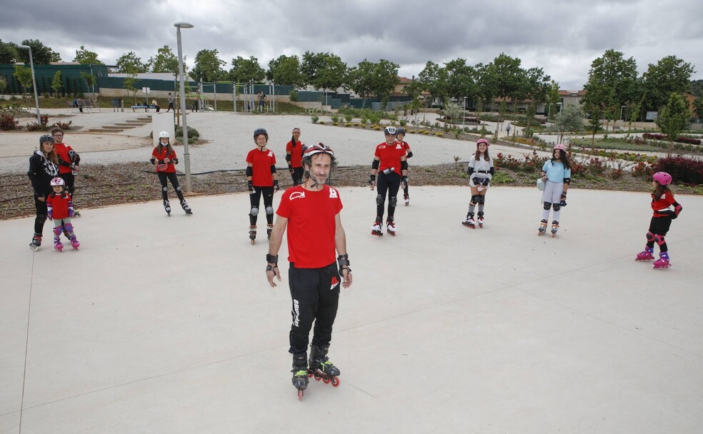 Luis Miguel Ávila y el grupo de patinadores del Club 8 Ruedas en la pista de patinaje del parque del Príncipe, la semana pasada./ ARMANDO MÉNDEZ