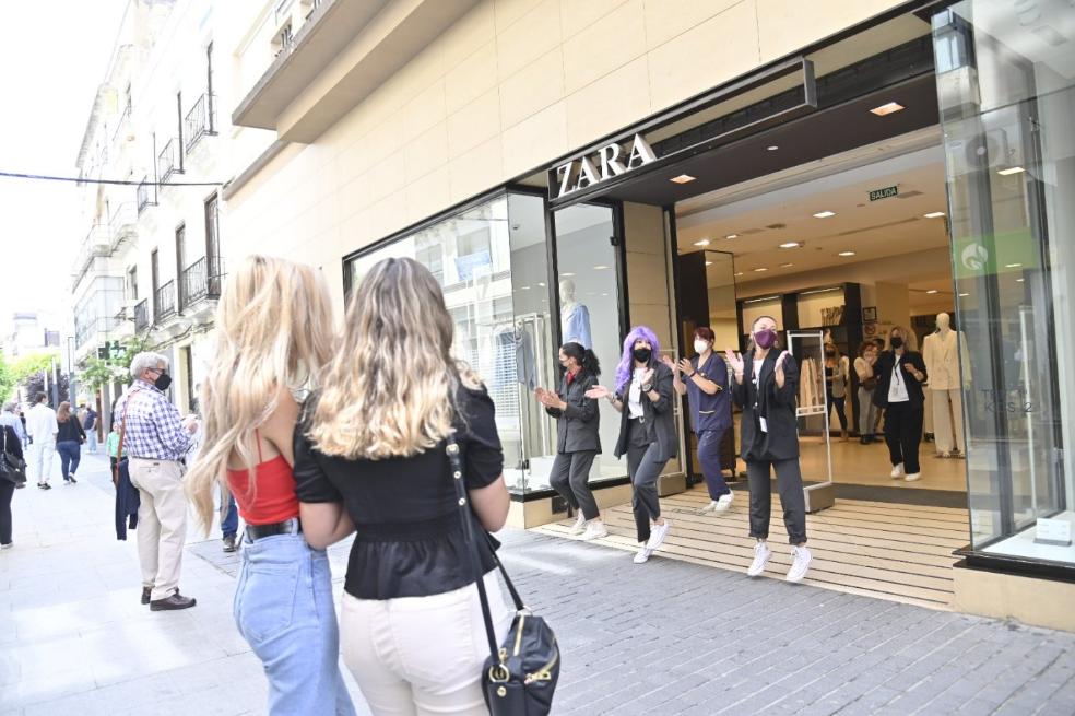 Algunas trabajadoras de Zara de la calle Menacho salieron ayer a la puerta de la tienda para aplaudir a los clientes. / ARNELAS
